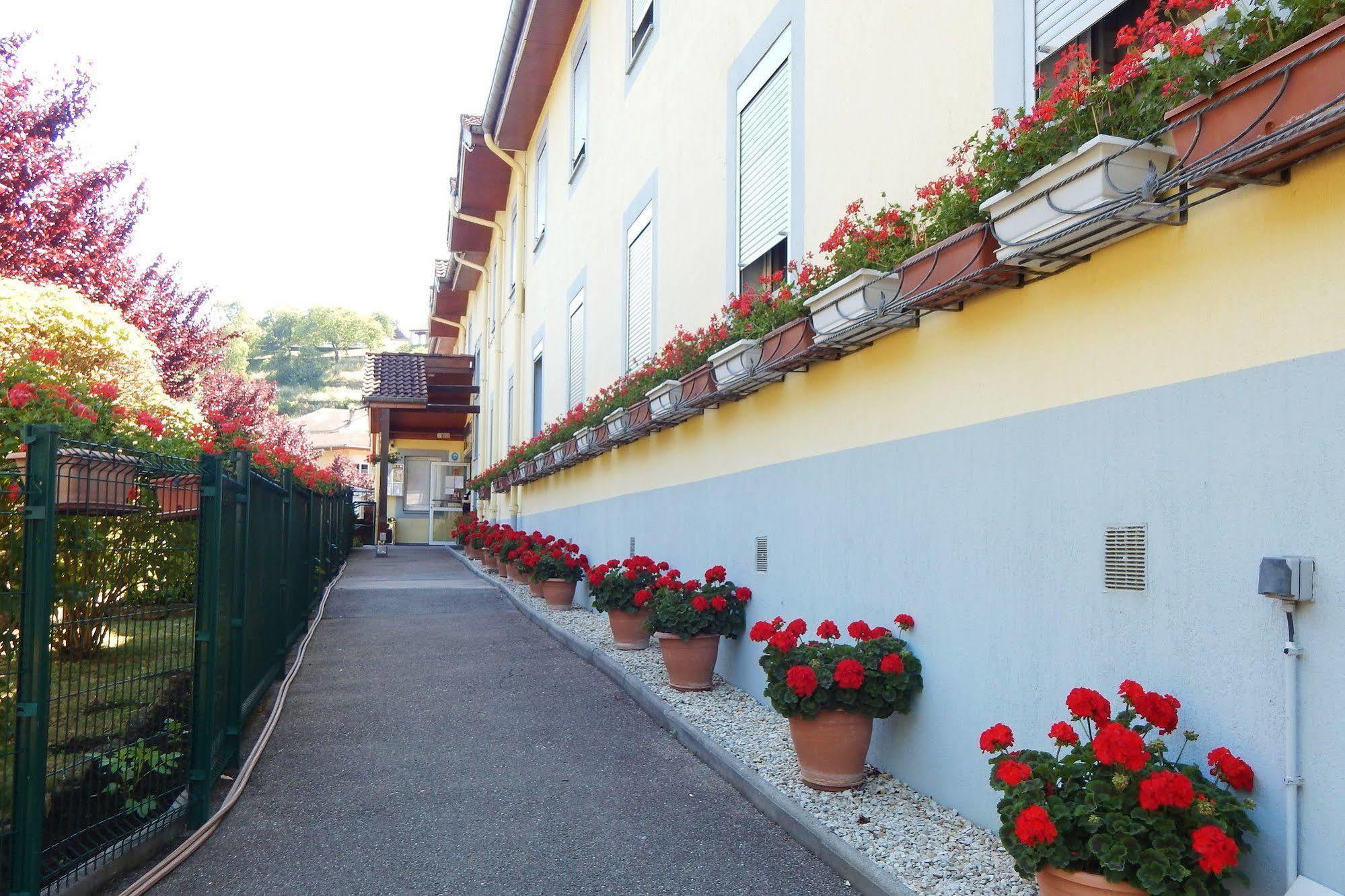 Hotel Aster Restaurant Aux Arcades Briey Екстериор снимка