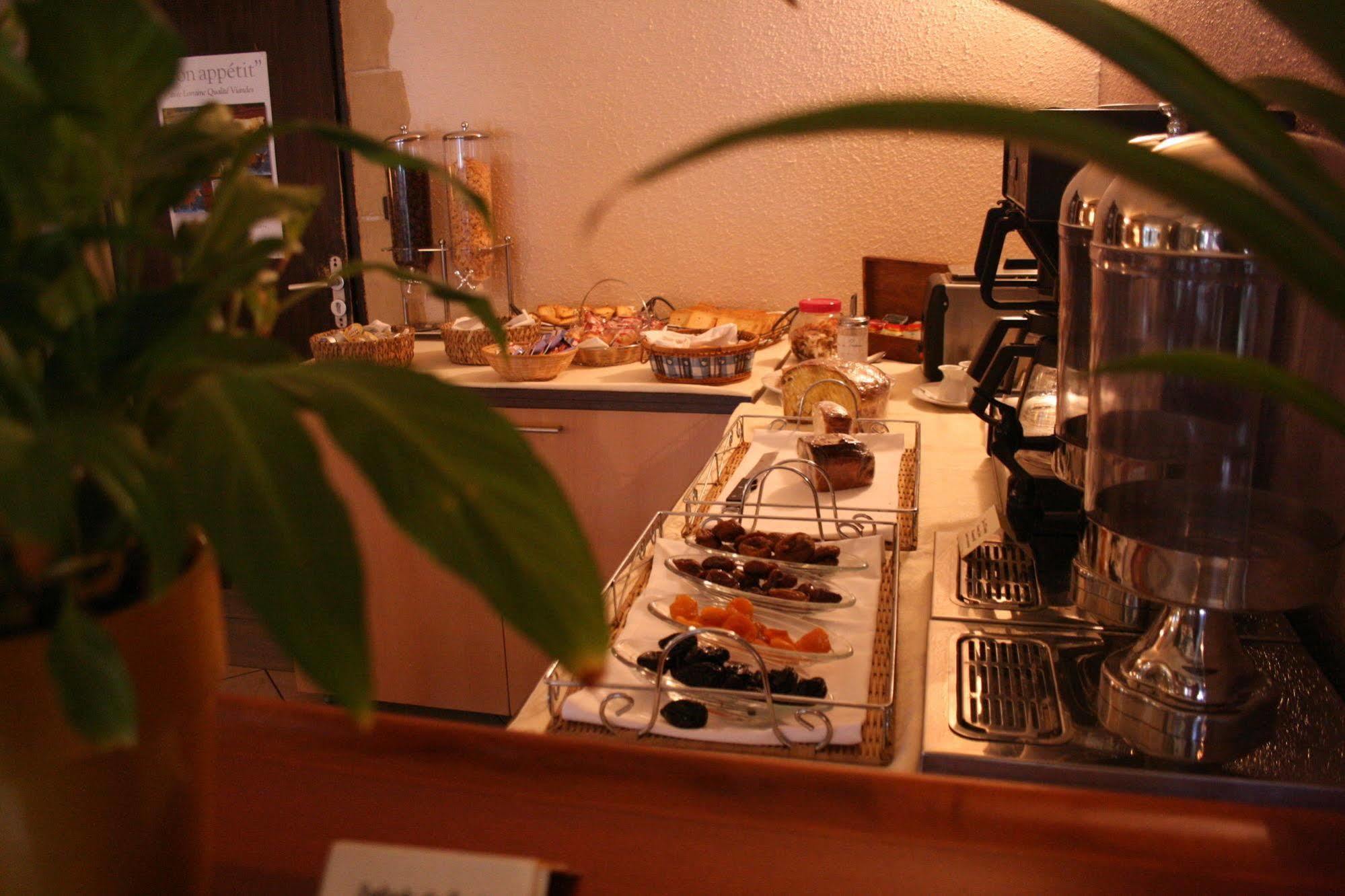 Hotel Aster Restaurant Aux Arcades Briey Екстериор снимка